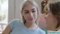 play La lingua di Anny Aurora esplora le delizie transessuali di Delilah Day in uno stravagante sesso transessuale con succhiate le tette e leccate di fica