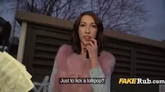 play Urmăriți această curvă cehă brunetă care suge o puză ca un profesionist într-un cadru public în aer liber