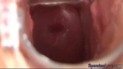 play Una bellezza bionda si masturba con un dildo mentre allarga la figa per vedere da vicino il suo piacere interno