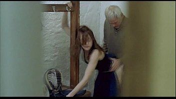 play Xnxx le frère traque sa soeur quand son grand-père lui donne le cul