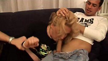 play Baiser avec une blonde faite pour donner une pipe forcée