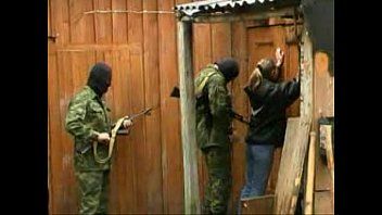 play Pizdulice qui est violée par deux poulets de l'armée xnxx