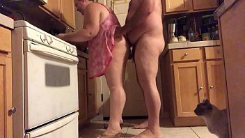 play Rijpe porno heeft seks met dikke vette meiden in de keuken