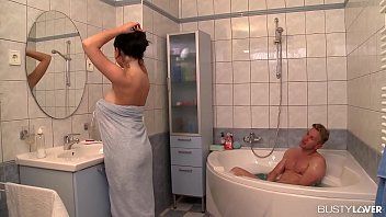 play La zorra de grandes tetas participa en la ducha y folla con su dotado amante
