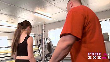 play O menor de 14 anos faz sexo com o treinador na academia