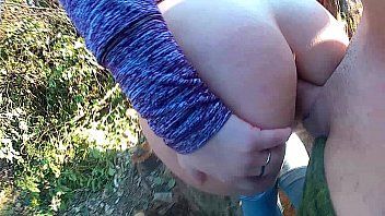 play Sie liebt es, von ihrem Nachbarn in Versuchung geführt zu werden und mit ihm auf dem grünen Gras Sex zu haben