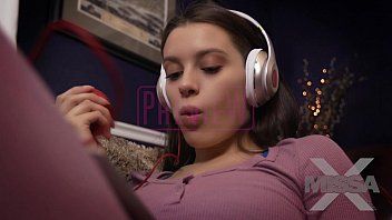 play Uma mulher gosta de ouvir música enquanto faz sexo