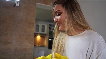 play De huisvrouw laat haar kont zien en steekt haar vingers in haar kutje