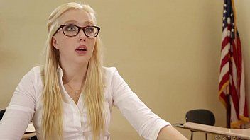 play Sexe en classe roumaine avec le professeur met un vibrateur dans le cul de l'élève