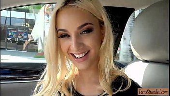 play Super sexy blonde a des relations sexuelles avec un homme de sa voiture