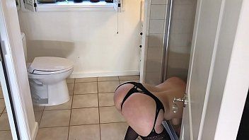 play Housekeeping in intimen Dessous und ficken mit dem geilen männlichen Kumpel mit dem durchgescheuerten Schwanz