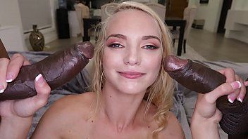 play Blonda suge doua pule de negrii
