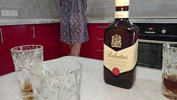 play A filha dele consome um pouco de álcool antes de fazer sexo sensual com ele