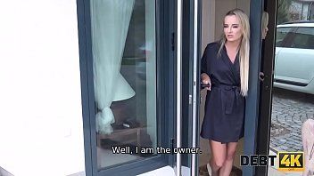 play La rubia enamorada y muerta tras el pene entra en la habitación del hombre para tener sexo