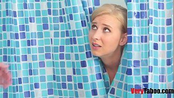 play Sexe dans la baignoire avec une superbe copine blonde