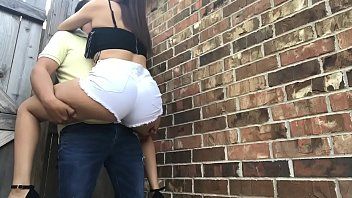 play Se ascunde cu aceasta iubita sexy rau sa ii dea o sex oral