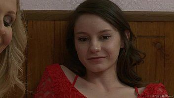 play Muschi mit Flocken, die auf ihre Titten gestreut wird - xxx Filme