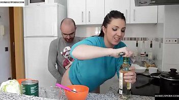 play Seks in de keuken met een zwangere vrouw die moeite heeft met koken