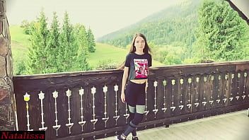 play Er gibt ihr einen Blowjob und hat Sex mit ihr in ihrer Muschi in der Hütte