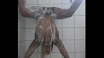 play In bagno, questa nera si masturba da sola all'inferno per soldi
