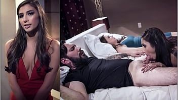 play La donna asiatica che viene presa tra le braccia di un ragazzo con il pene piccolo che lei desidera