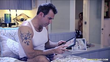 play Bawi się swoim dużym i grubym penisem