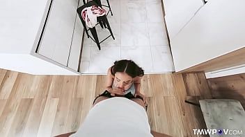 play La chica está de rodillas cuando él la toma por el cuello.