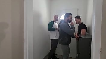 play Il l'a baisée pour la première fois directement dans le cul et ça faisait un peu mal