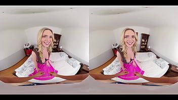 play Cette chatte blonde aux très petits seins essaie de tous les faire