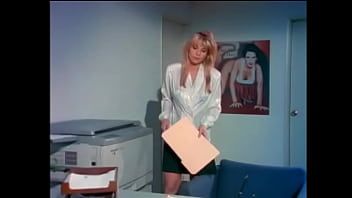 play La blonde aux très gros seins qui veut recevoir du xxx oral de son copain