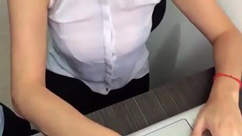 play Penis tego młodego mężczyzny idealnie pasuje do boku tyłka tej suki
