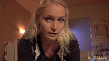 play Als ze zich ontkleedt, wekt deze dorpeling je penis tot leven