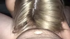 play Verlegen blondine zuigt voor het eerst een lul voor de camera: een slordige, natte POV-ervaring