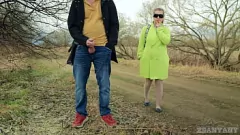 play Outdoor-Milf kann hartem Schwanz nicht widerstehen: Öffentlicher Strumpfhosen-Blowjob & Handjob!