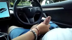 play Hotwife Mia Stars gibt zu Hause einen intensiven Handjob in Tesla und Analsex