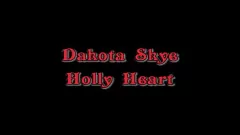 play Holly Heart i Dakota Skye w mokrym i dzikim spotkaniu lesbijek