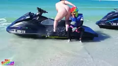 play Lesbisch latina trio met Maagd Peridot, Mandimayxxx en Gibby de clown op een jetski