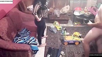 play No interior, uma romena faz sexo oral no menino enquanto assiste TV