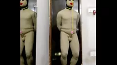 play La dea Zentai domina con la schiavitù mentre cammina